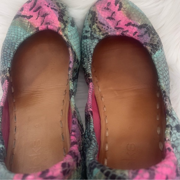 Electric Snake Tieks Flats Size 9 - Picture 9 of 10